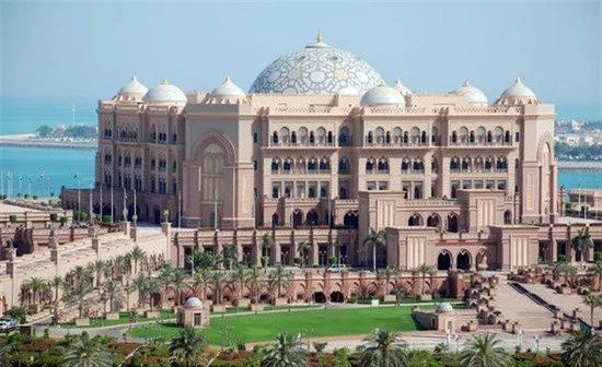 6. Khách sạn U.A.E. Emirates Palace (Ả Rập): Có thể bạn sẽ cảm thấy ngạc nhiên, vì sao một khách sạn sang trọng hiện đại thế này mà lại có trong danh sách danh lam cấm chụp ảnh.  Vì người Ả Rập cho rằng, cảnh vật được chụp trong ảnh, chứ không phải nhiếp ảnh gia, mới nên là chủ nhân của bức ảnh.  