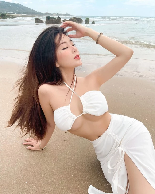 “Nữ thần học đường” nổi nhất Sài Gòn một thời chào tuổi 20 bằng bộ ảnh nhìn muốn gãy cả lưng - Ảnh 1. “Nữ thần học đường” nổi nhất Sài Gòn một thời chào tuổi 20 bằng bộ ảnh nhìn muốn gãy cả lưng - Ảnh 1.