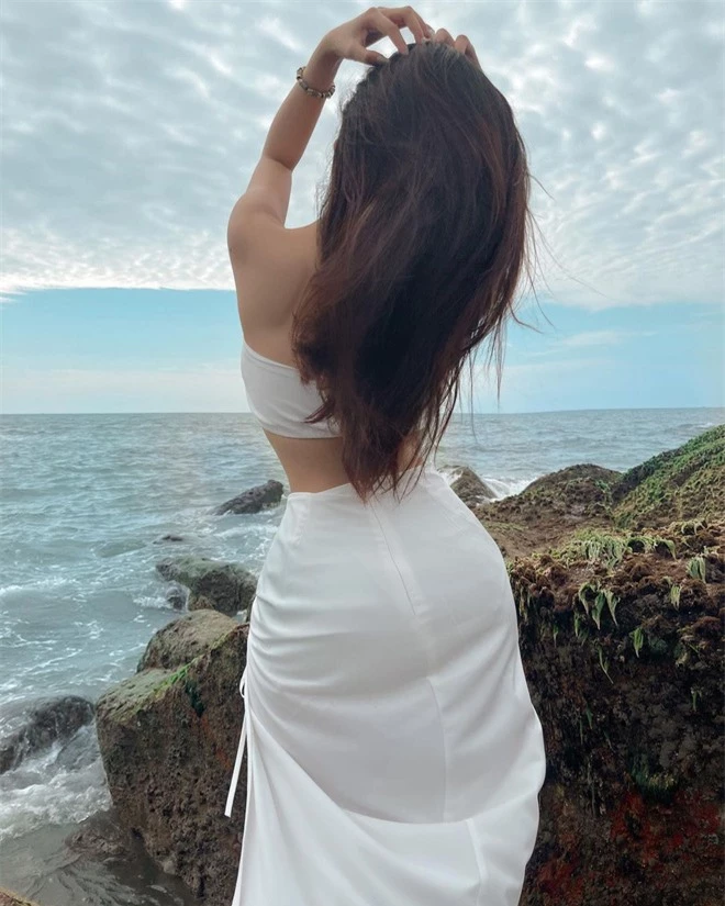 “Nữ thần học đường” nổi nhất Sài Gòn một thời chào tuổi 20 bằng bộ ảnh nhìn muốn gãy cả lưng - Ảnh 3. “Nữ thần học đường” nổi nhất Sài Gòn một thời chào tuổi 20 bằng bộ ảnh nhìn muốn gãy cả lưng - Ảnh 3.