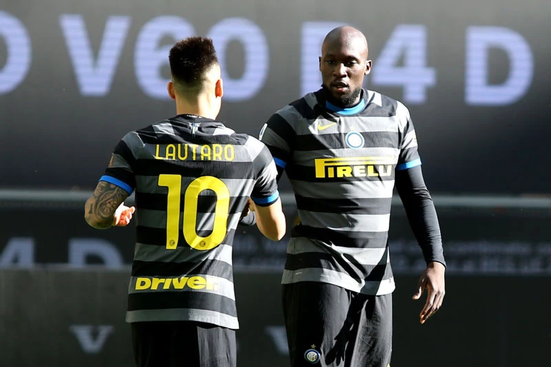 Lautaro Martinez và Lukaku (phải).