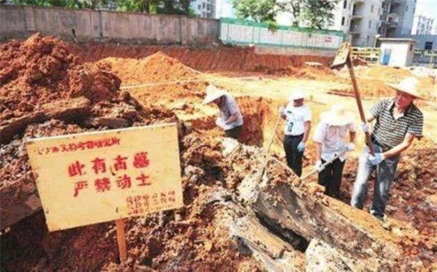 Tình cờ phát hiện lăng mộ ẩn trong lòng núi, hành động sau đó của đội công nhân bị cảnh sát lên án gay gắt - Ảnh 1. Tình cờ phát hiện lăng mộ ẩn trong lòng núi, hành động sau đó của đội công nhân bị cảnh sát lên án gay gắt - Ảnh 1.