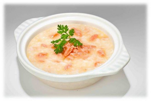 Cháo cá hồi nên nấu với loại rau gì để tạo thành món ăn dặm giàu dinh dưỡng cho trẻ?