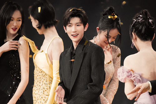 Khung hình hot nhất Weibo hôm nay: Dương Tử - Dương Mịch bỗng làm nền, Vương Nguyên bảnh như thiếu gia hào môn