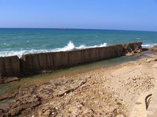 Ngắm bức tường chắn biển kỳ vĩ ở Lebanon