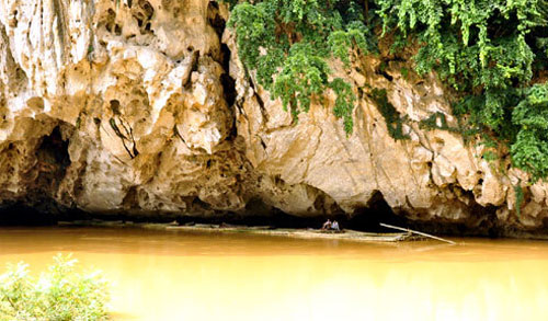 Rùng mình trước hàng trăm quan tài cổ ở hang Hòm