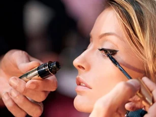 3 cách hồi sinh mascara cũ bị khô