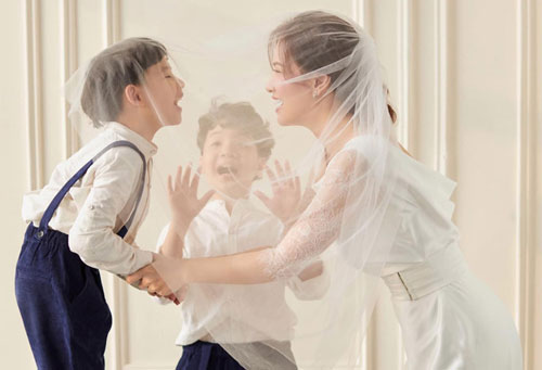 Tan chảy hình ảnh đẹp cùng câu chuyện của 3 mẹ con nhà MC Đan Lê