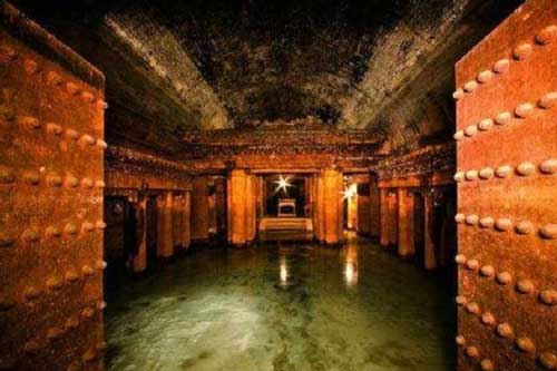 Thợ xây lăng mộ hoàng gia thường bị 'chôn sống' để bịt đầu mối, làm sao thoát khỏi bi kịch này?