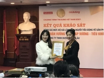 Đại diện Ban Tổ chức nghiên cứu trao giải cho đơn vị phát triển sản phẩm Tiêu Khiết Thanh.