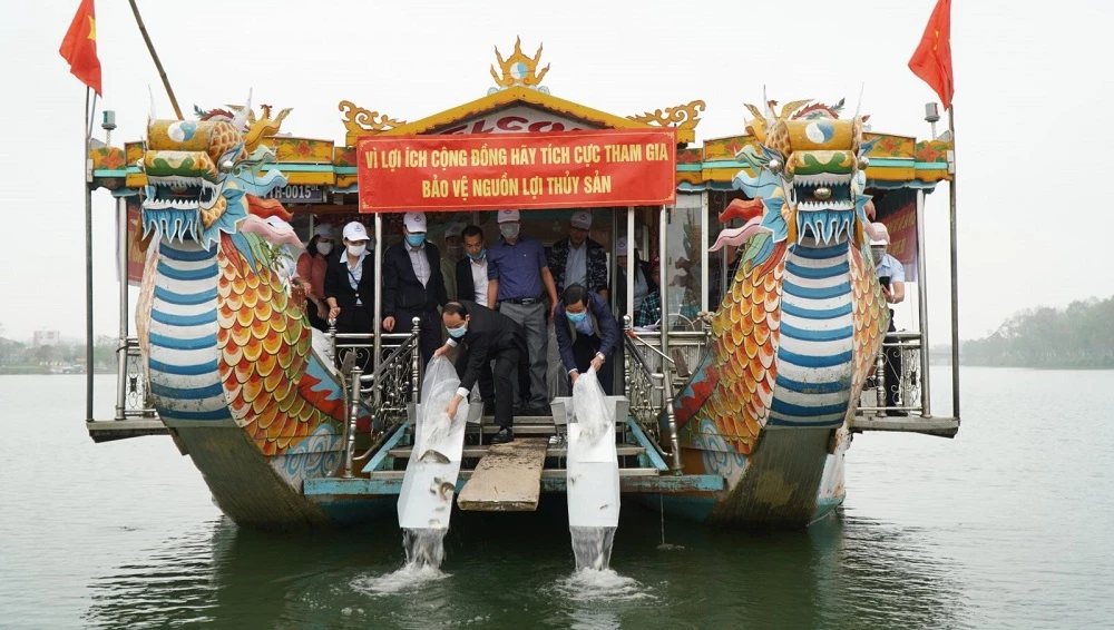 Lãnh đạo tỉnh Thừa Thiên Huế tham gia thả cá xuống sông Hương.