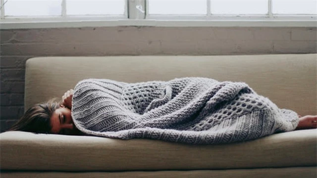 7 thói quen xấu khi ngủ hủy hoại sức khỏe và khiến bạn trở nên xấu xí hơn, đặc biệt là điều cuối cùng - Ảnh 3.
