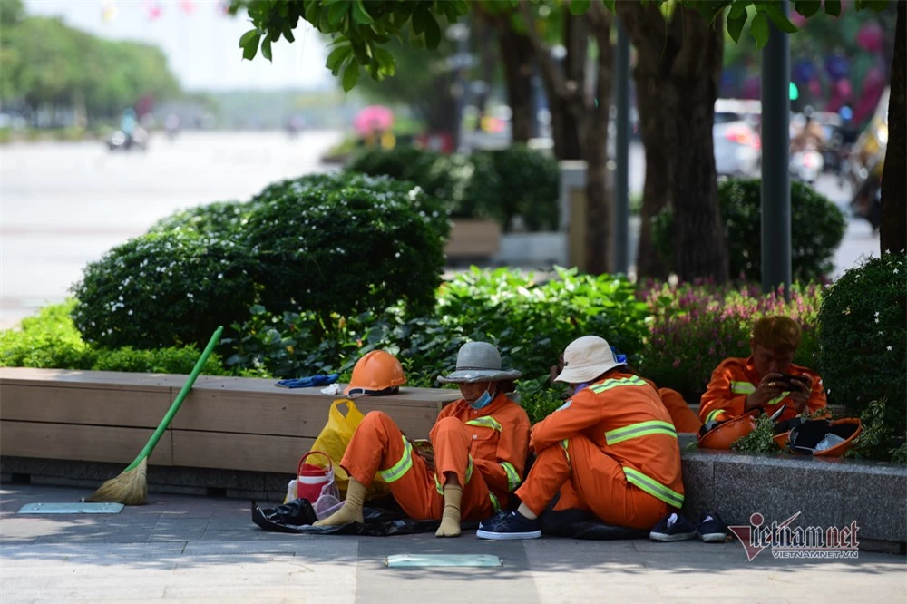 Người Sài Gòn chống chọi với nắng nóng kéo dài gần một tuần