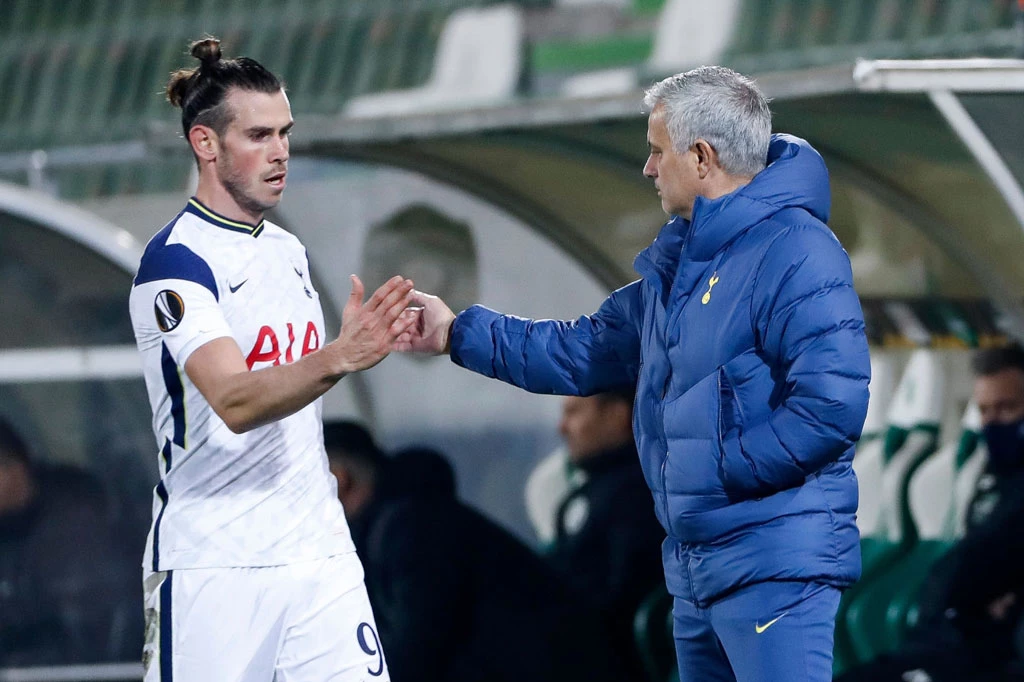 Bale và Mourinho (phải).