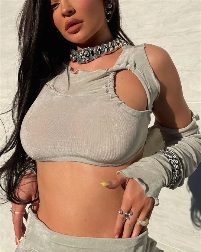 Em út nhà Kardashian mặc bó sát tôn dáng đồng hồ cát ở trạm xăng - ảnh 8