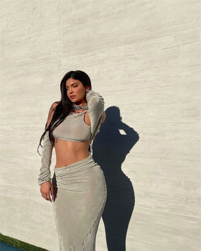 Em út nhà Kardashian mặc bó sát tôn dáng đồng hồ cát ở trạm xăng - ảnh 9