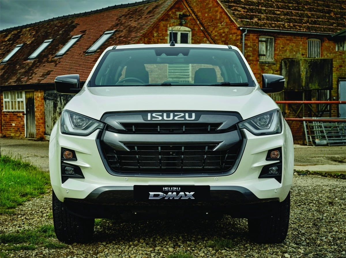 Isuzu D-Max 2021 có mức giá bắt đầu từ 29.479 USD (tương đương 678 triệu đồng) và tất cả các phiên bản đều được trang bị động cơ diesel đáp ứng tiêu chuẩn khí thải Euro 6D, sản sinh công suất 162 mã lực và mô men xoắn 360 Nm.