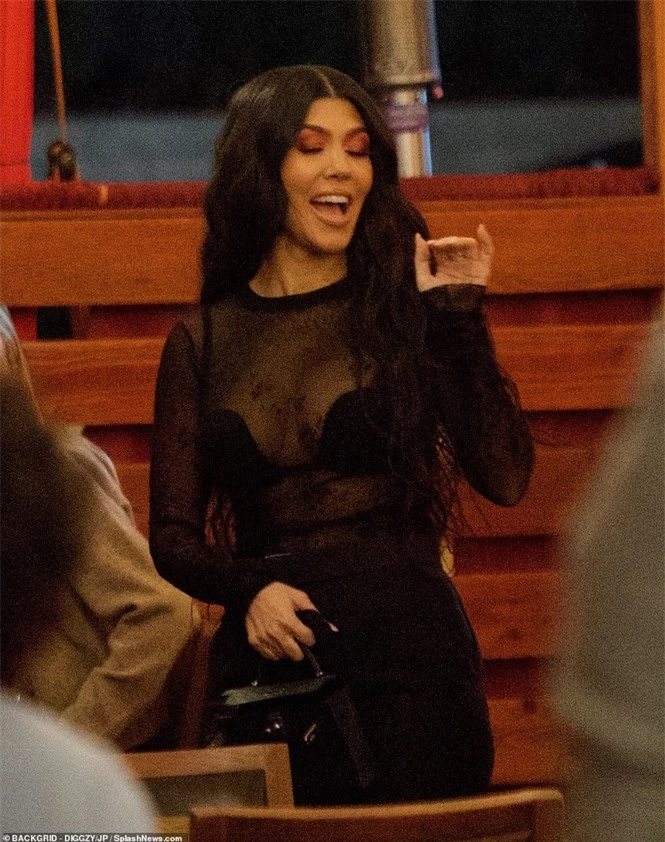 Kourtney Kardashian mặc áo xuyên thấu ‘có như không' - ảnh 10