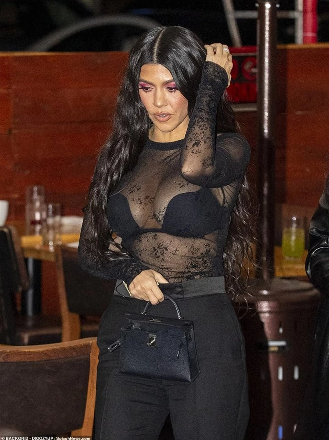 Kourtney Kardashian mặc áo xuyên thấu ‘có như không' - ảnh 3