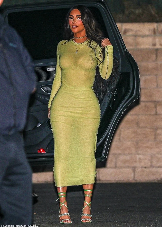 Kourtney Kardashian mặc áo xuyên thấu ‘có như không' - ảnh 8
