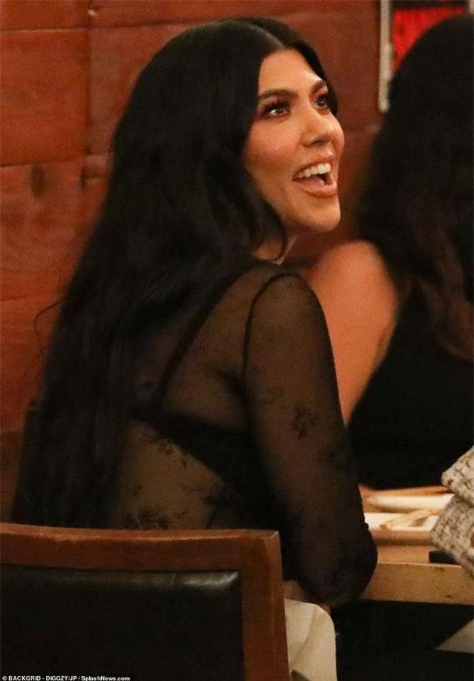 Kourtney Kardashian mặc áo xuyên thấu ‘có như không' - ảnh 9