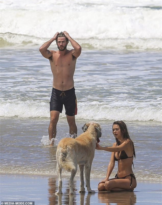 Liam Hemsworth tình tứ bạn gái người mẫu ở biển - ảnh 5