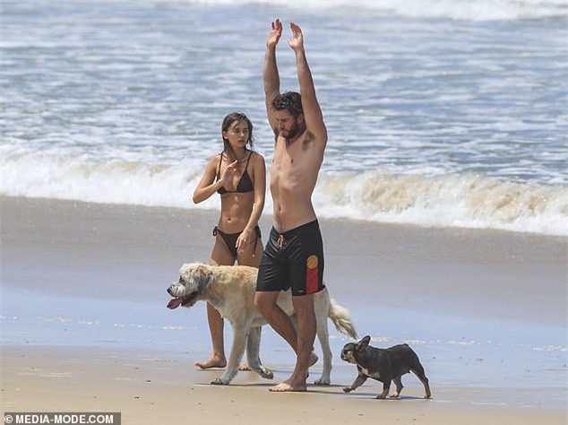 Liam Hemsworth tình tứ bạn gái người mẫu ở biển - ảnh 9