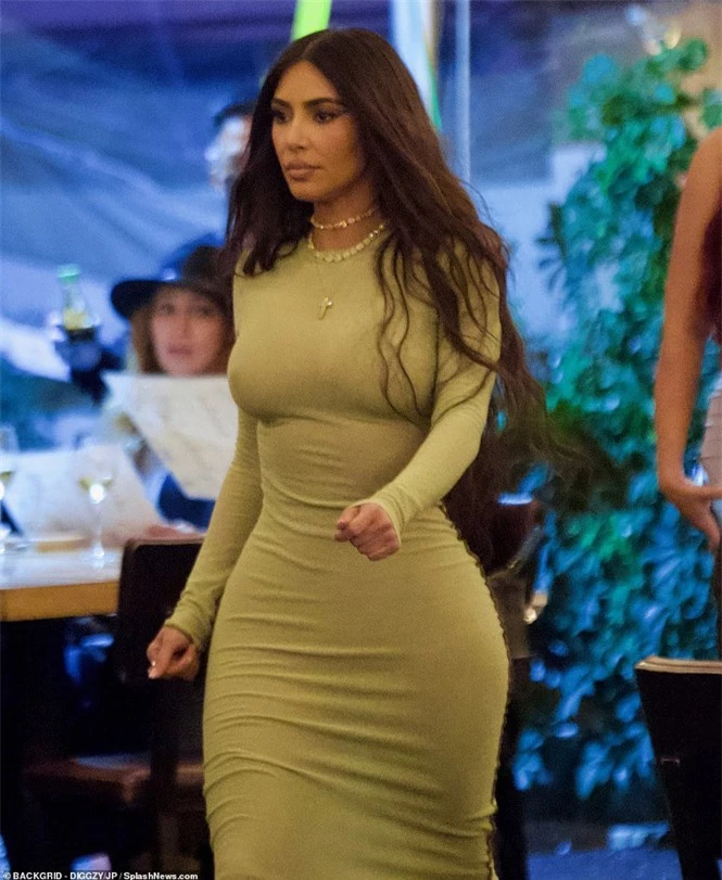 Mỹ nhân độc thân quyến rũ Kim Kardashian lần đầu lộ diện sau ly hôn - ảnh 4