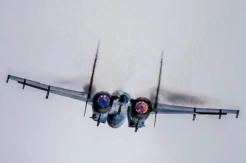 Tiêm kích Su-27.