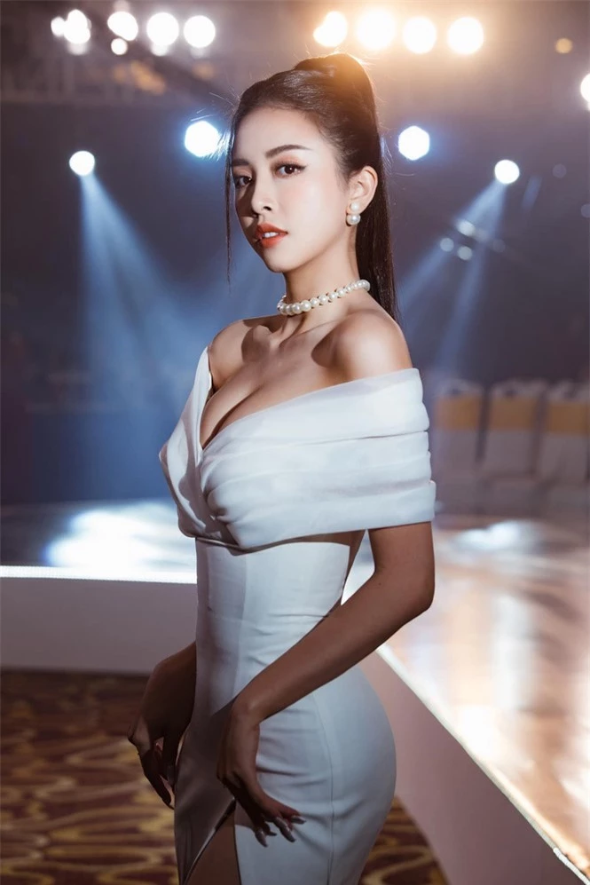 Top 3 Hoa hậu Việt Nam 2018: Tiểu Vy thần thái sang chảnh, Phương Nga-Thúy An ngày càng quyến rũ - ảnh 16