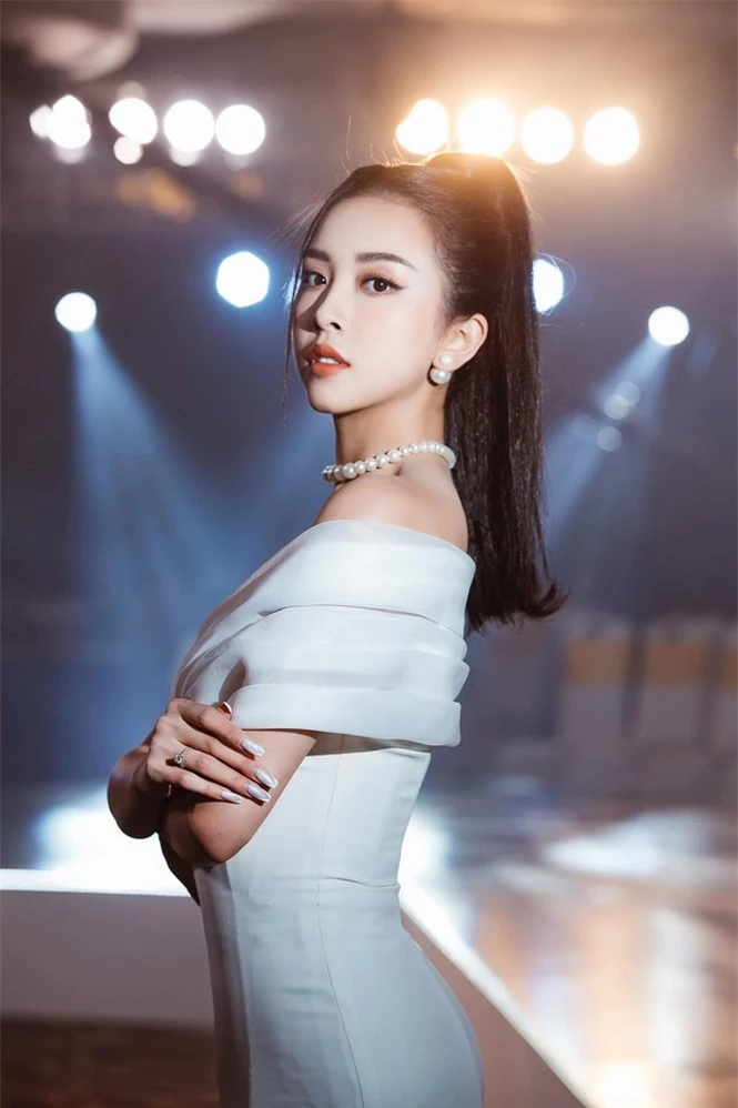 Top 3 Hoa hậu Việt Nam 2018: Tiểu Vy thần thái sang chảnh, Phương Nga-Thúy An ngày càng quyến rũ - ảnh 17