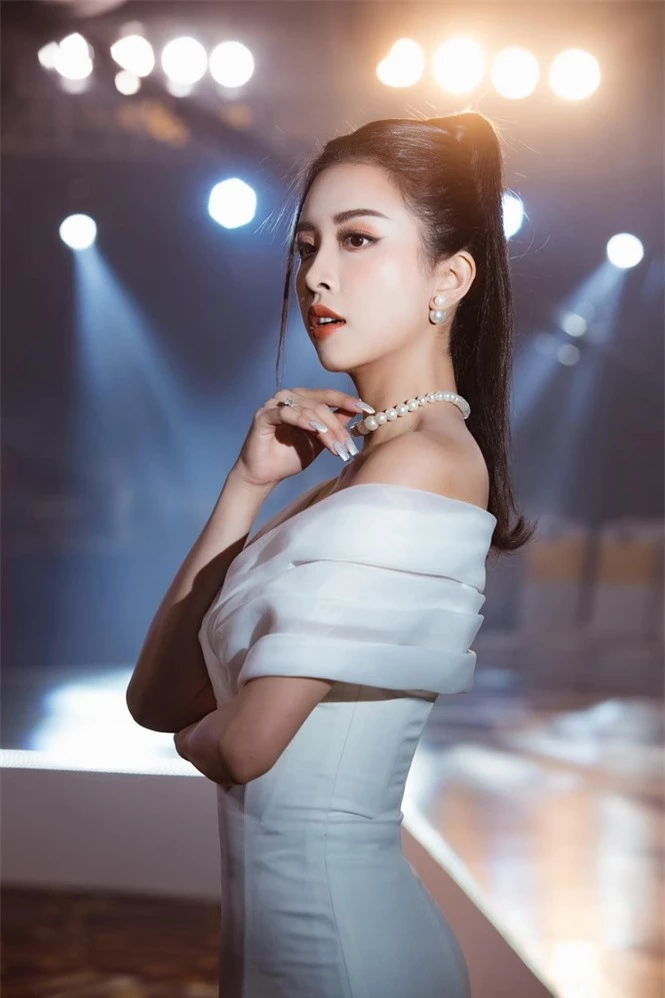 Top 3 Hoa hậu Việt Nam 2018: Tiểu Vy thần thái sang chảnh, Phương Nga-Thúy An ngày càng quyến rũ - ảnh 18