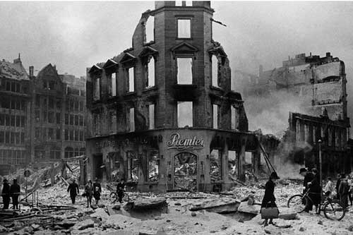 Ẩn số "xuyên không" đáng sợ: 2 người đàn ông cùng tới tương lai gặp phải "trận bão lửa" kinh hoàng