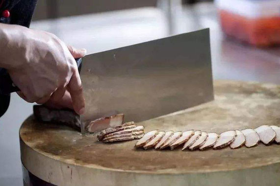 Đây là vật dụng "bẩn" gấp 200 lần bồn cầu, có thể chứa chất độc gấp 68 lần asen: Bạn dùng mỗi ngày nhưng có khả năng chưa biết cách vệ sinh cho đúng