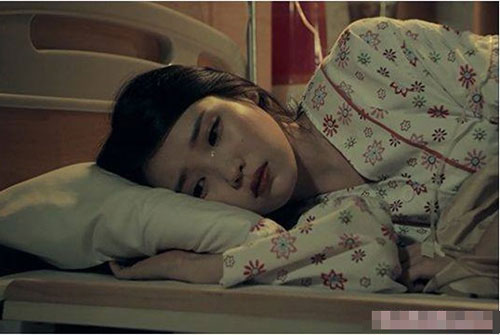 Nghe tiếng khóc thút thít phát ra từ phòng chị chồng, tôi nhìn vào thì sững sờ thấy chị quỳ lạy chồng bên trong