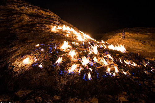 Sườn đồi tự bốc cháy là điểm dã ngoại ở Iran