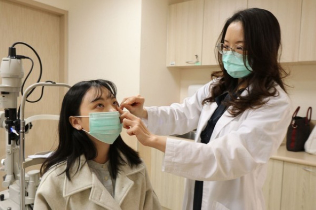 Cô gái đến khám trong tình trạng không thể mở mắt, bác sĩ cảnh báo do thói quen trang điểm mà nhiều chị em mắc phải