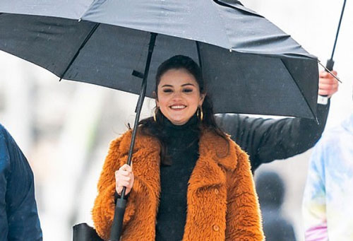 Selena Gomez xinh đẹp trở lại phim trường sau tin đồn có tình mới