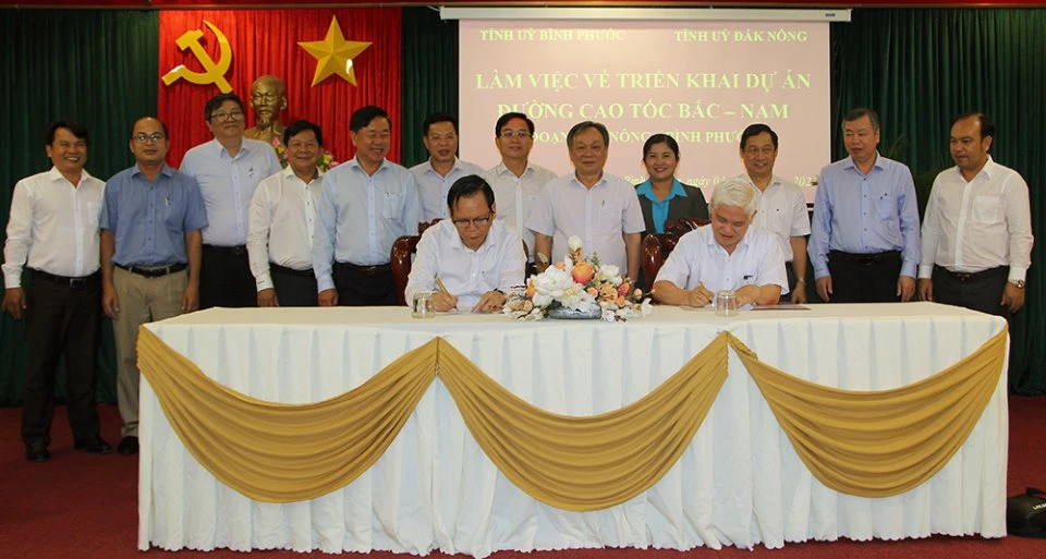 Bí thư Tỉnh ủy Đắk Nông và Bí thư Tỉnh ủy Bình Phước ký kết biên bản hợp tác triển khai các bước tiếp theo thúc đẩy triển khai dự án cao tốc đi qua 2 tỉnh. 