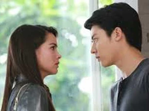 Thấy cái áo mới để trên bàn, chồng tôi giận dữ đem ném xuống đất nhưng khi biết áo của ai thì ngượng mặt nhục nhã