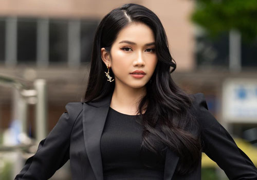 Á hậu Phương Anh mặc áo crop-top khoe vòng eo 'con kiến'
