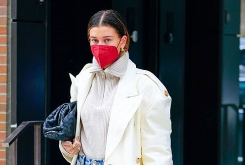 Hailey Baldwin hào hứng ra phố sau khi bán biệt thự cao cấp