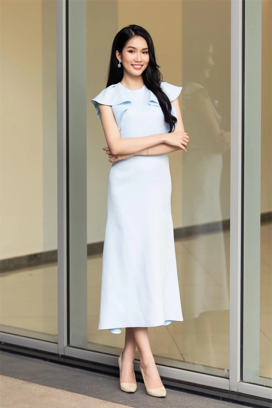 Á hậu Phương Anh mặc áo crop-top khoe vòng eo 'con kiến'  - ảnh 1