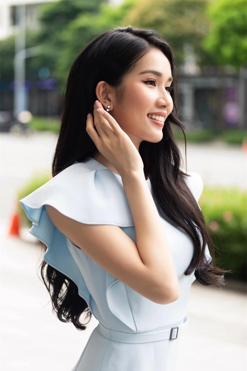 Á hậu Phương Anh mặc áo crop-top khoe vòng eo 'con kiến'  - ảnh 3