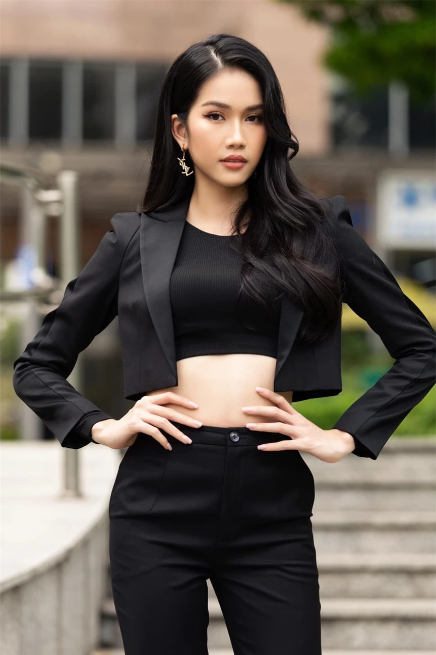 Á hậu Phương Anh mặc áo crop-top khoe vòng eo 'con kiến'  - ảnh 4
