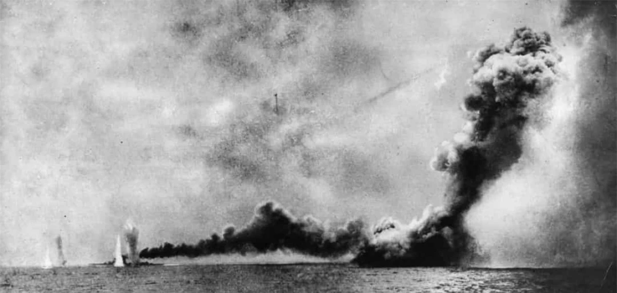 Trận Jutlnd là trận chiến trên biển lớn nhất và là cuộc xung đột toàn diện duy nhất trong Thế chiến I. Cuộc chiến giữa Hạm đội Grand Fleed của Hải quân Hoàng gia Anh và Hạm đội High Seas của Hải quân Đức diễn ra từ ngày 31/5 -1/6/1916 ngoài khơi Biển Bắc của Bán đảo Jutland của Đan Mạch. Không có bên nào giành được chiến thắng quyết định trong trận đánh này. Trong ảnh là tàu HMS Lion và HMS Queen Mary của Anh bị Đức nã pháo vào.