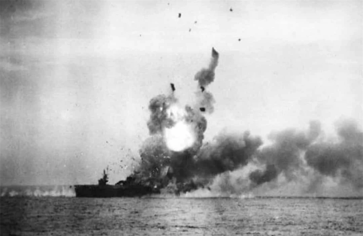Trận chiến Vịnh Leyte là trận chiến trên biển lớn nhất trong Thế chiến II và được nhiều sử gia coi là trận chiến trên biển lớn nhất trong lịch sử với hơn 200.000 quân nhân tham gia. Trận chiến này diễn ra ở vùng biển gần các quần đảo Leyte, Samar và Luzon của Philippines từ 23 - 26/10/1944 giữa các lực lượng của Mỹ và Australia với Hải quân Nhật Bản. Mặc dù Nhật Bản lần đầu tiên sử dụng chiến thuật phi công cảm tử Thần Phong (kamikaze) nhưng Hải quân nước này nhìn chung đã bị đánh bại. Trong ảnh là sự kiện tàu chiến USS St. Lo trở thành tàu chiến lớn đầu tiên bị chìm trong chiến dịch Kamikaze.