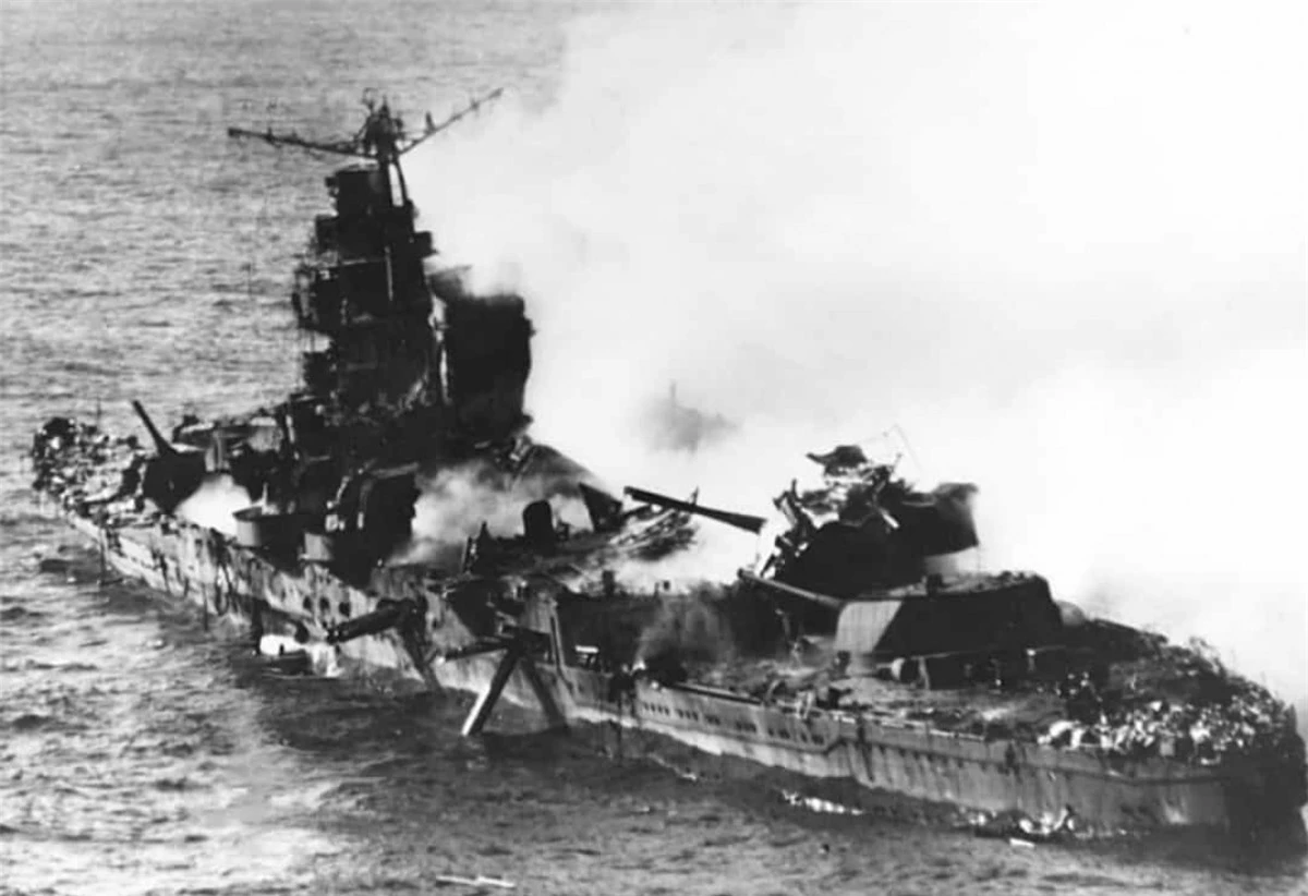 Được nhiều sử gia trong Thế chiến II miêu tả là "một trong những trận chiến trên biển gây hậu quả nặng nề nhất trong lịch sử thế giới", trận Midway diễn ra từ ngày 4 - 7/6/1942 tại Midway Atoll ở Thái Bình Dương. Hải quân Mỹ đã đánh bại lực lượng tấn công của Hải quân Nhật Bản. Trong ảnh là không lâu trước khi tàu Mikuma của Nhật Bản bị chìm.