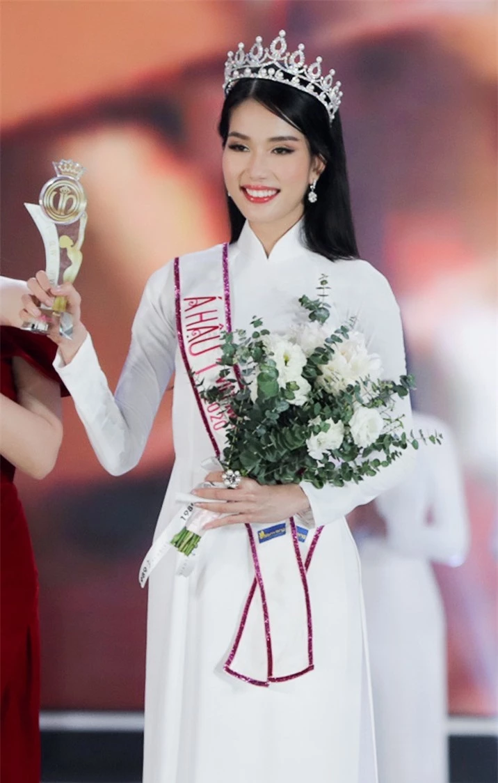 Gam màu trắng thanh lịch là 'chân ái' của Á hậu Phương Anh tại Miss International 2021 - ảnh 1