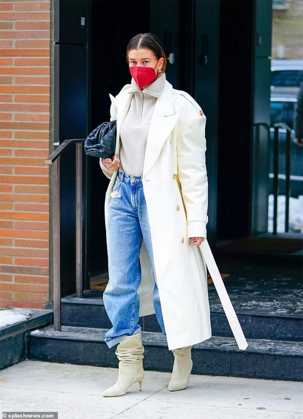 Hailey Baldwin lên đồ sang chảnh đi chơi ở New York hôm 23/2.