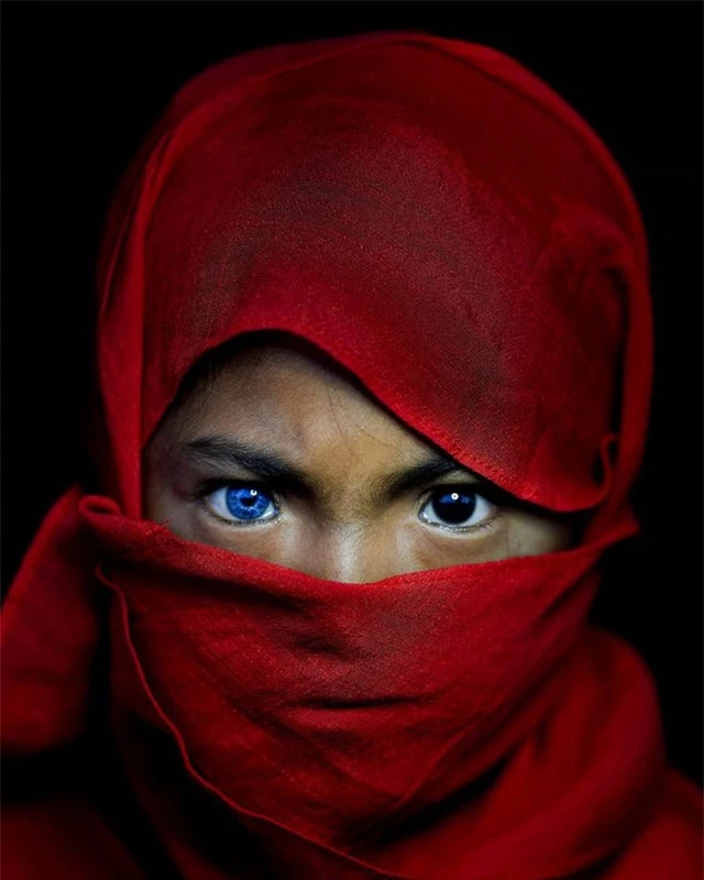 Hội chứng di truyền kỳ lạ khiến cho các thành viên trong bộ tộc bản địa Indonesia sở hữu màu mắt xanh hiếm thấy - Ảnh 3.